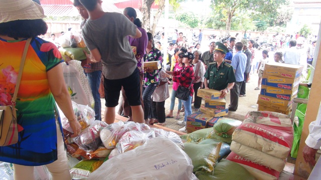 Bộ đội Biên phòng An Giang tặng 300 phần quà cho người nghèo Campuchia